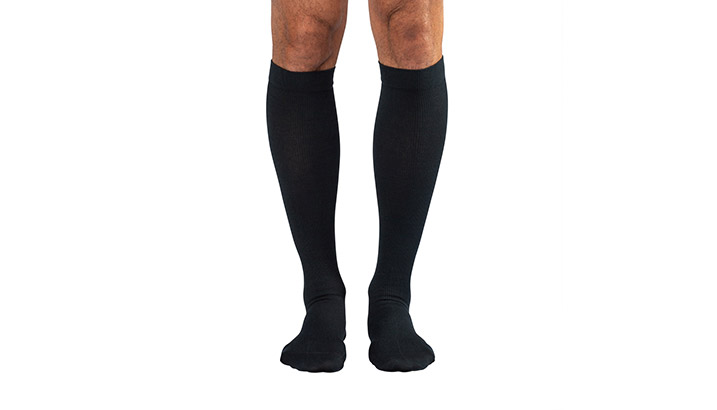 https://www.drcomfort.com/media/wysiwyg/dr-comfort/pdp/essentials-cotton-casual-comp-sock-belowknee/essentials-cottoncasualcomp-sock-belowknee-mens-black_717x410.jpg